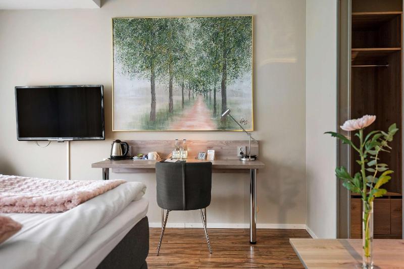 Standard King Room image 3