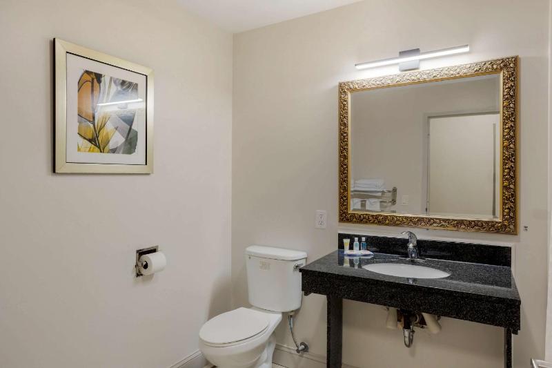 Double Room with Two Double Beds - Accessible/Non Smoking image 3