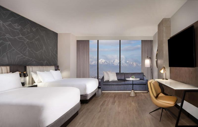Queen Room with Two Queen Beds and View image 1