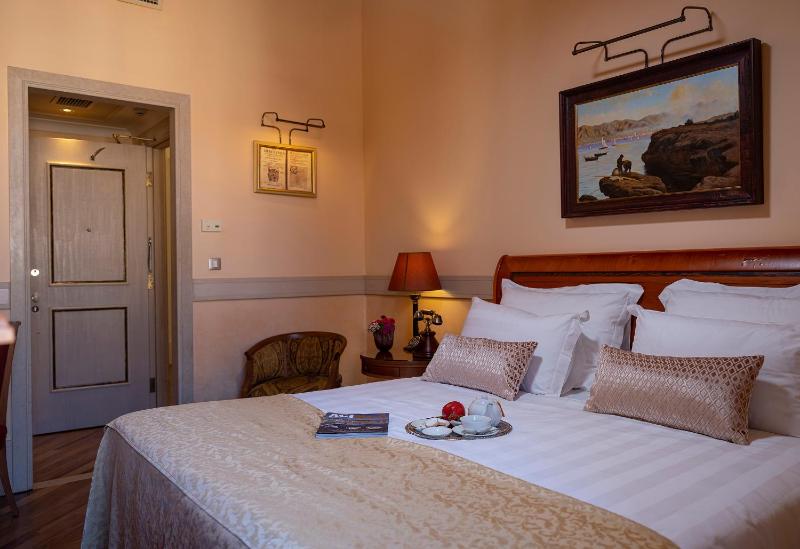 Deluxe Room image 3