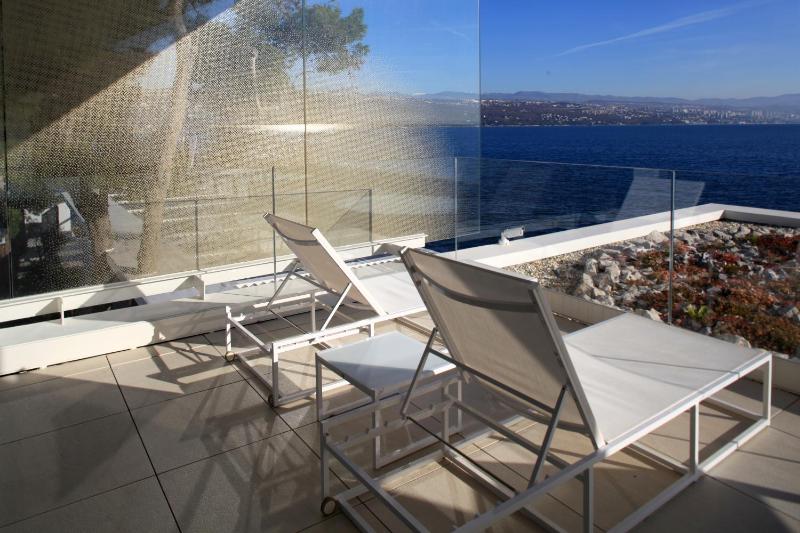 Deluxe Double Room with Sea View image 2