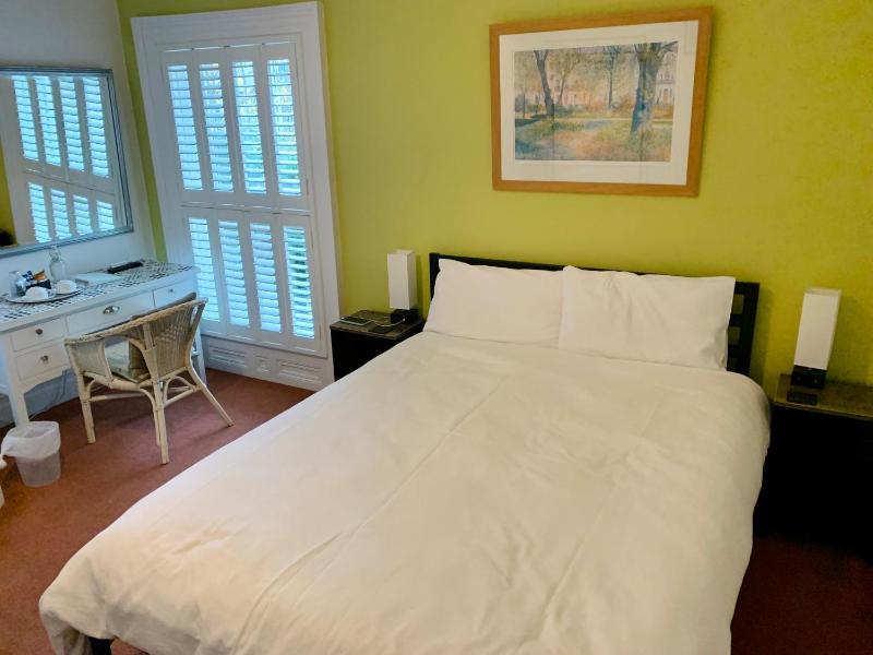 Double Room image 4