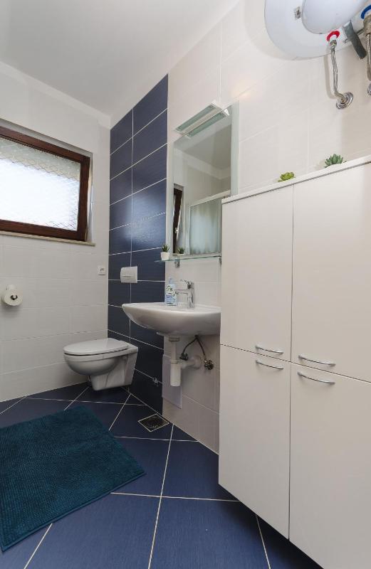 One-Bedroom Apartment image 2