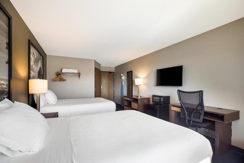Queen Room with Two Queen Beds - Non-Smoking image 2