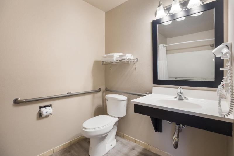 Queen Room - Disability Access - Non-Smoking image 3