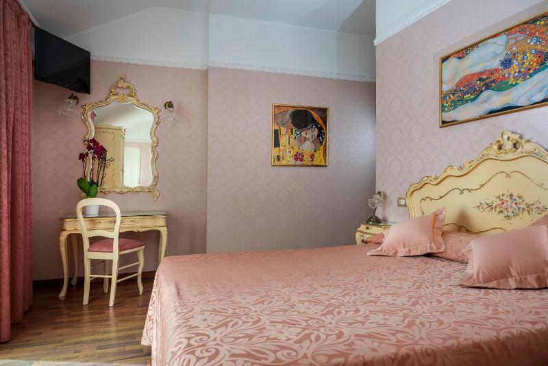 Royal Double image 4