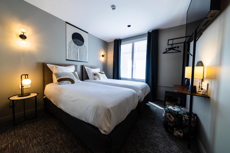 Twin Room image 4