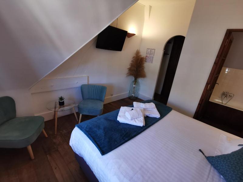 Double Room with Bath image 4