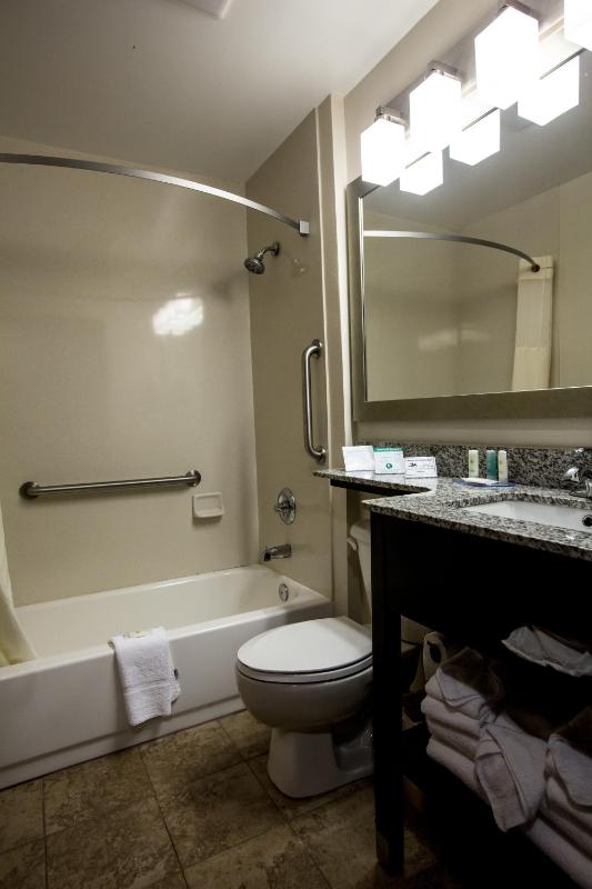 Queen Room with Two Queen Beds - Non-Smoking image 2