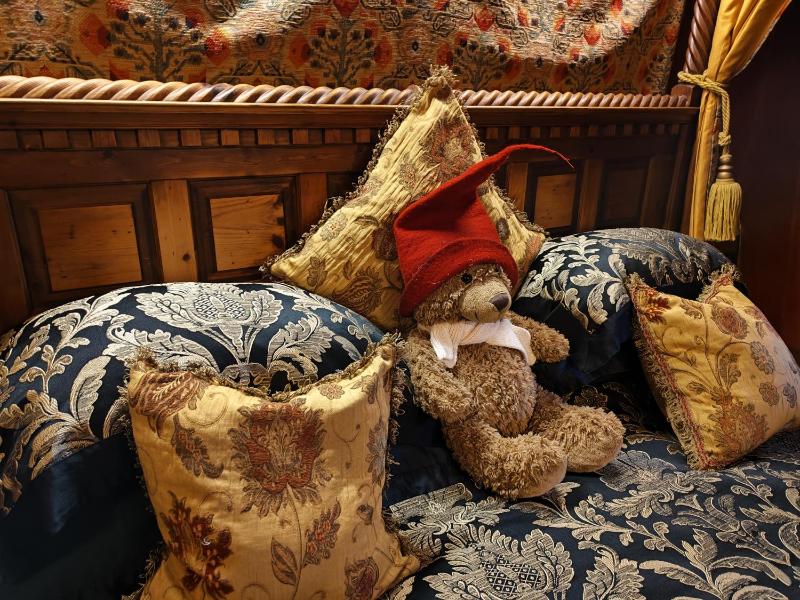 Large Luxury Four Poster Suite image 2
