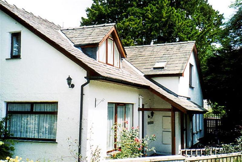 Yew Tree Cottage - image 2