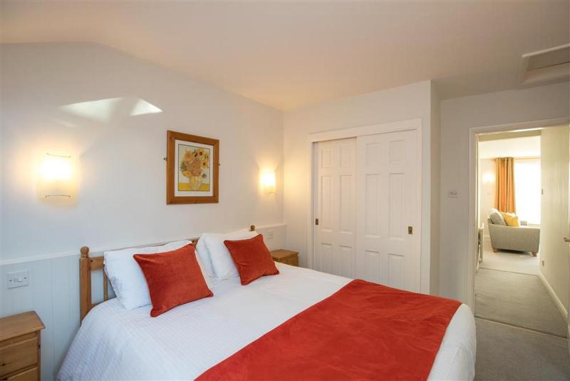 Yew Tree Cottage - image 6