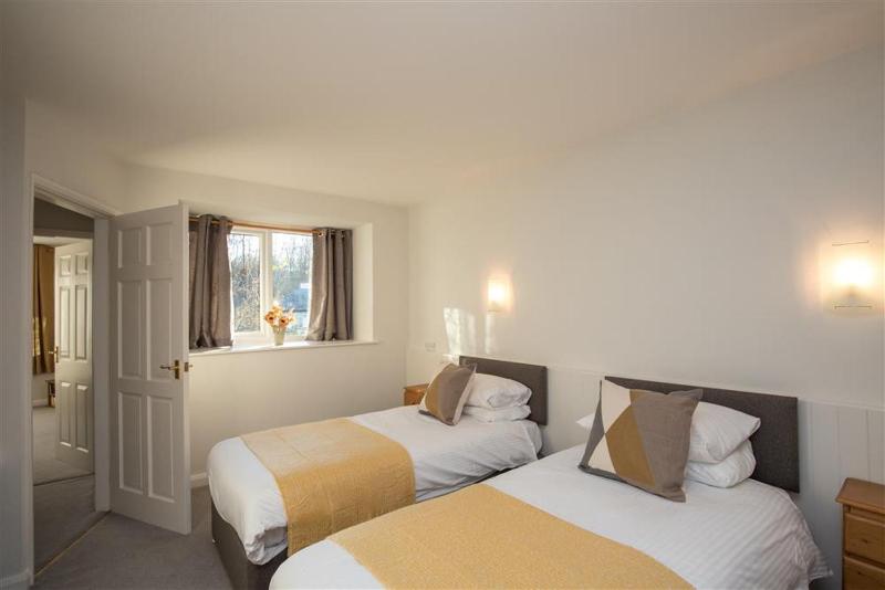 Yew Tree Cottage - image 12