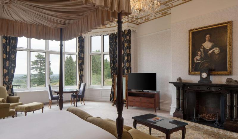 Superior King Suite with Four-Poster Bed image 4