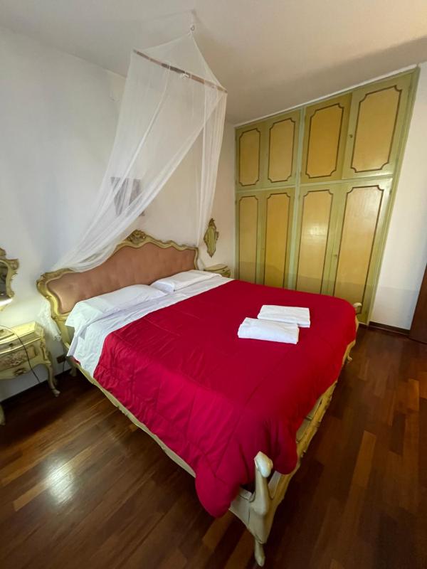 Queen Room with Shared Bathroom image 4
