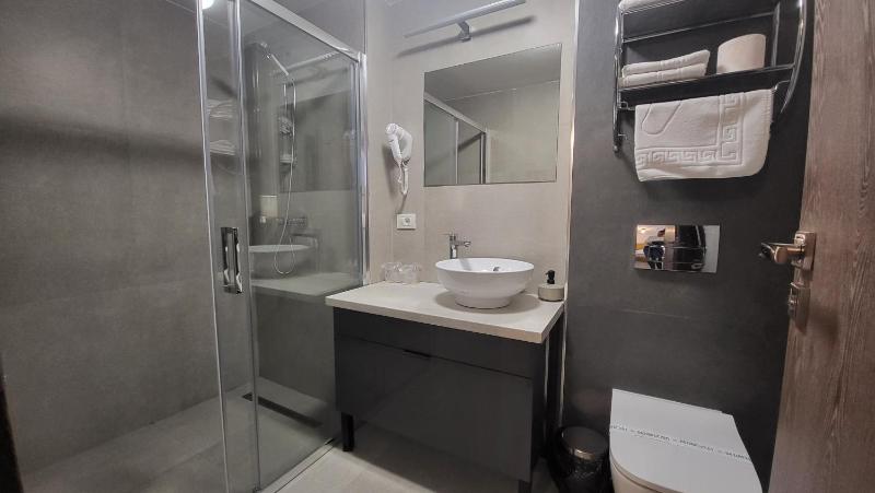 Economy Double Room image 3