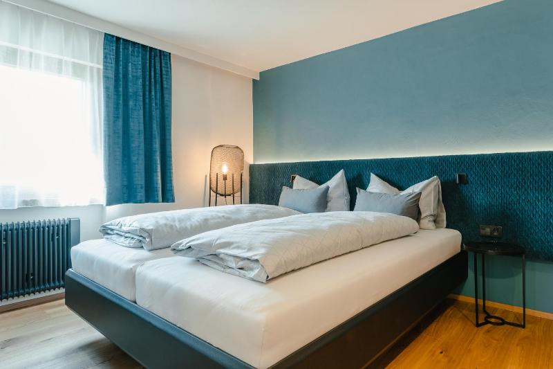 One-Bedroom Apartment with Terrace and Lake View image 3