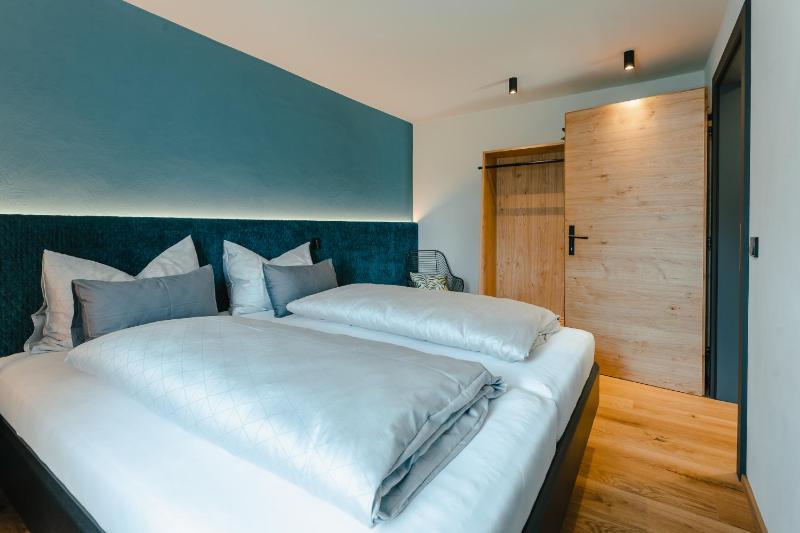 One-Bedroom Apartment with Terrace and Lake View image 4