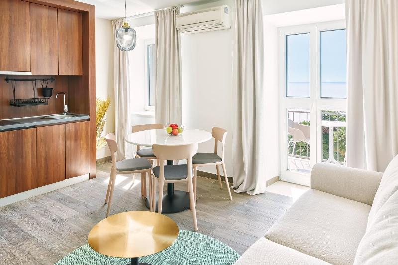 Superior Sea View Apartment image 4