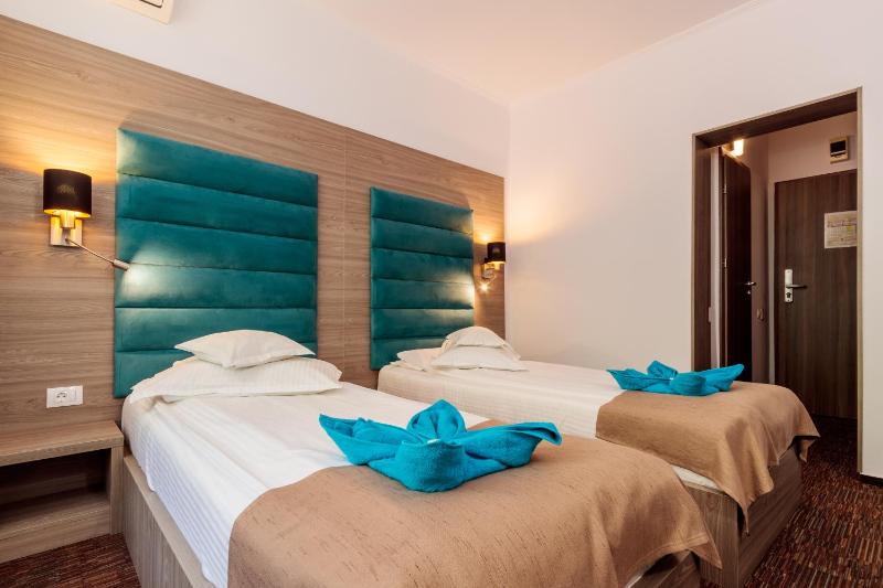Standard Twin Room with Balcony image 3