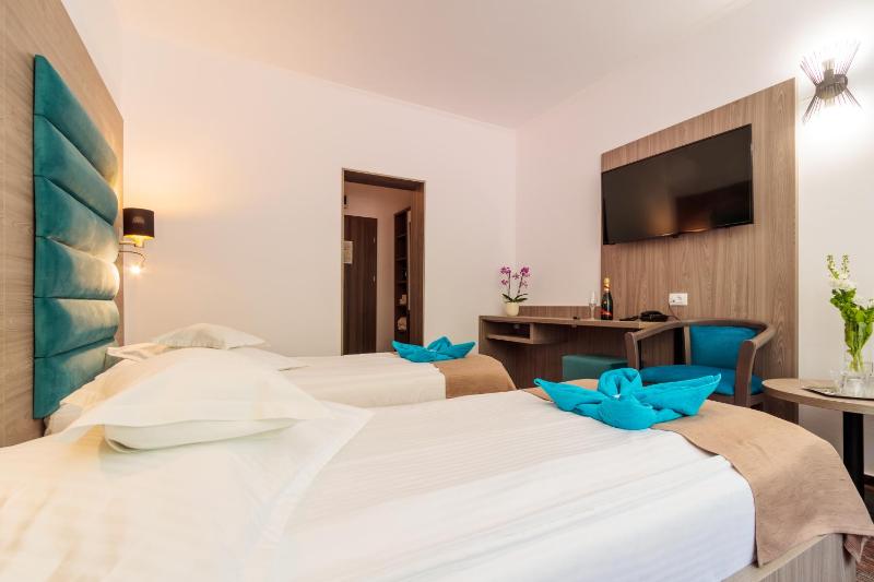 Standard Twin Room with Balcony image 2