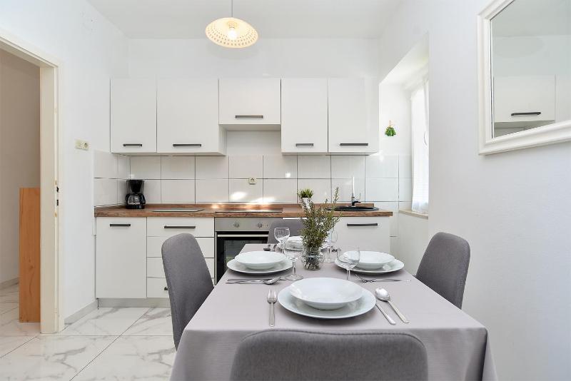 House 1037 - image 37
