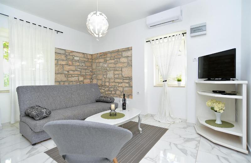 House 1037 - image 8
