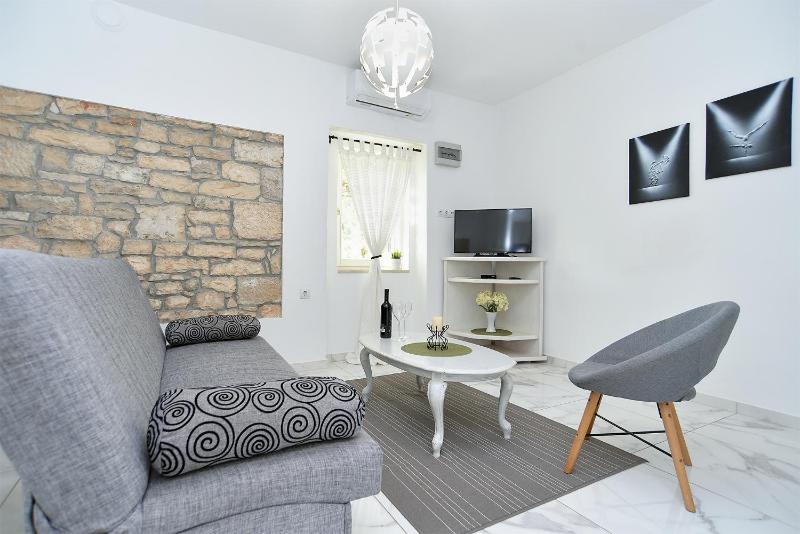 House 1037 - image 9
