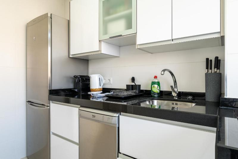 Sea view 2 bedroom apartment 2 min away from the beach - image 24