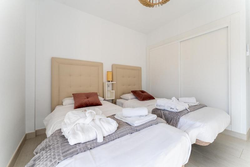 Sea view 2 bedroom apartment 2 min away from the beach - image 27