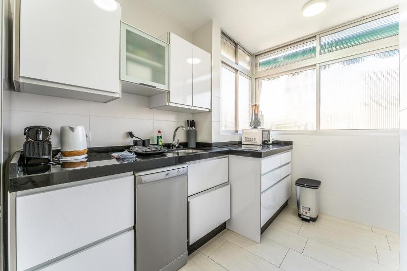 Sea view 2 bedroom apartment 2 min away from the beach - image 29
