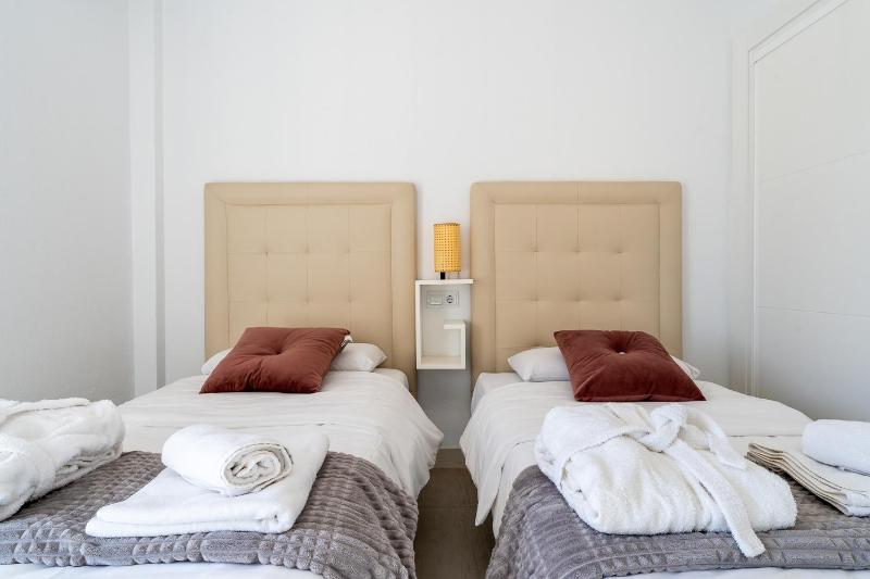 Sea view 2 bedroom apartment 2 min away from the beach - image 10