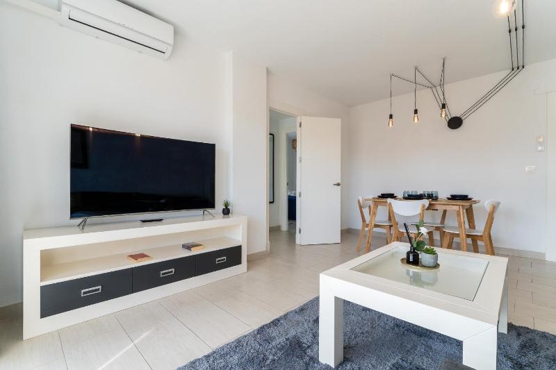 Sea view 2 bedroom apartment 2 min away from the beach - image 5