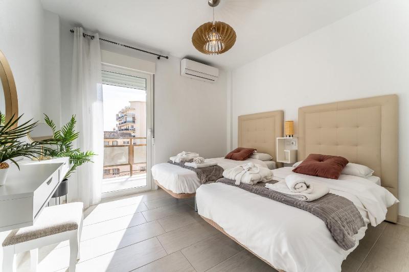 Sea view 2 bedroom apartment 2 min away from the beach - image 6