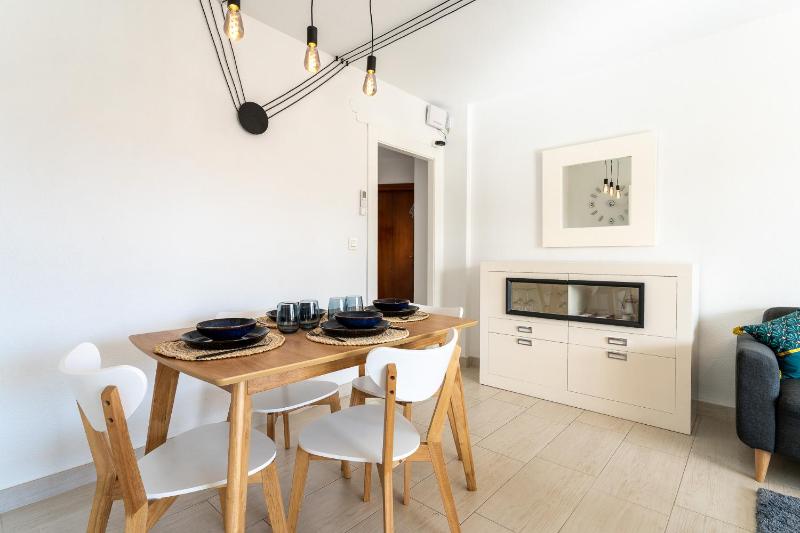 Sea view 2 bedroom apartment 2 min away from the beach - image 23