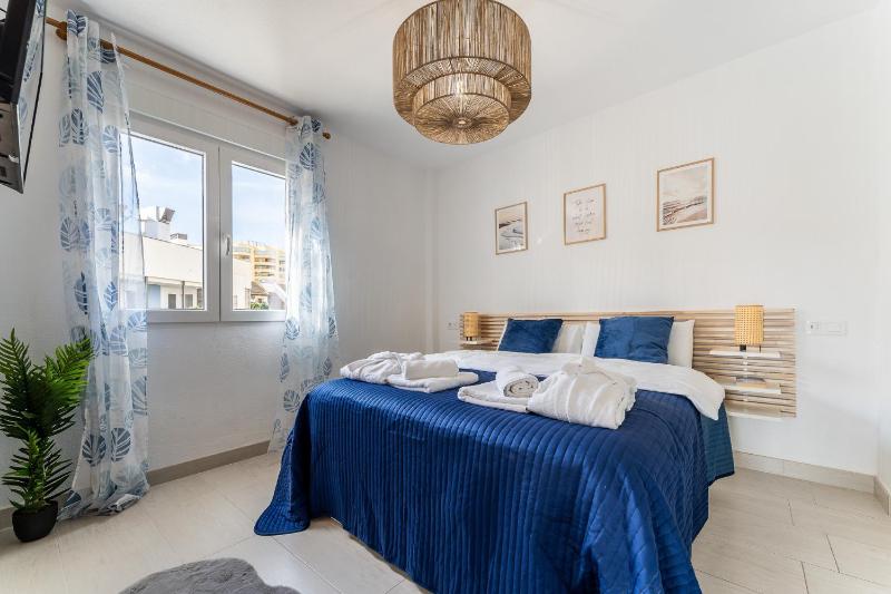 Sea view 2 bedroom apartment 2 min away from the beach - image 13