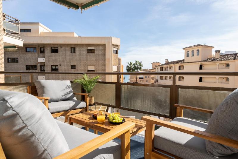 Sea view 2 bedroom apartment 2 min away from the beach - image 8
