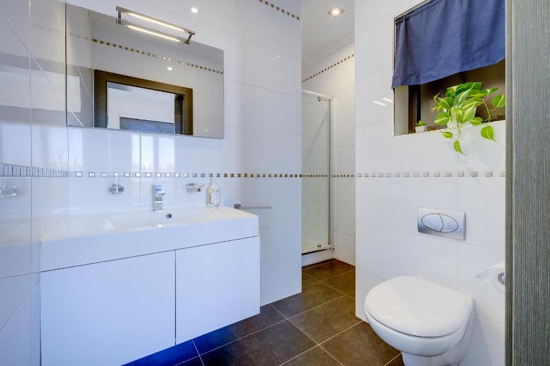 Perfect Location Idyllic 2BR Apartment by Buena Vista - image 13