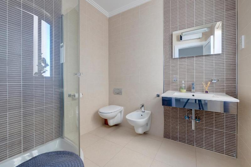 Perfect Location Idyllic 2BR Apartment by Buena Vista - image 7