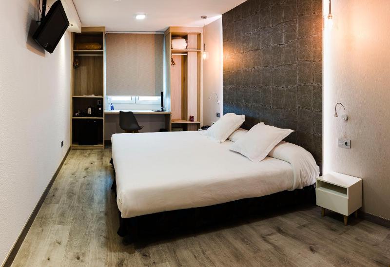 Romantic Offer Deluxe King Room image 1