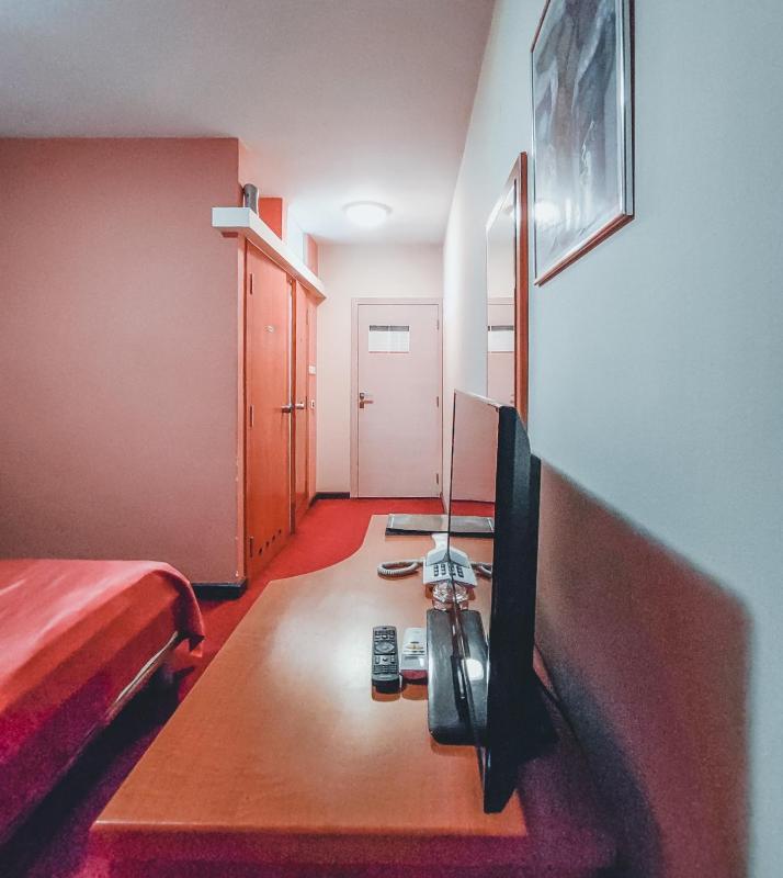 Double or Twin Room image 4