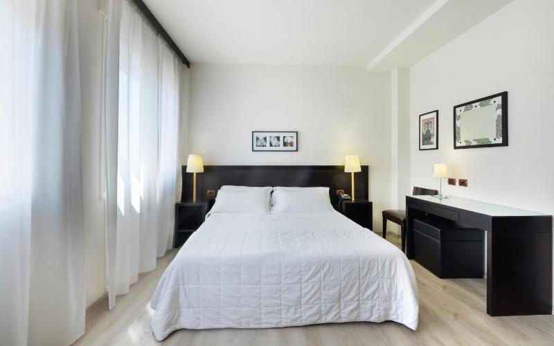 Standard Double Room image 4