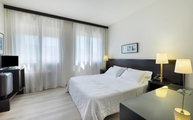 Standard Double Room image 3