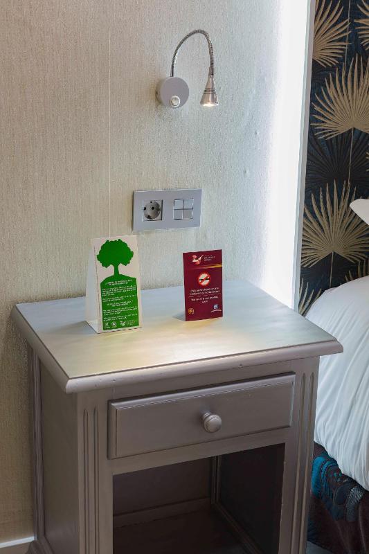 Standard Queen Room image 3