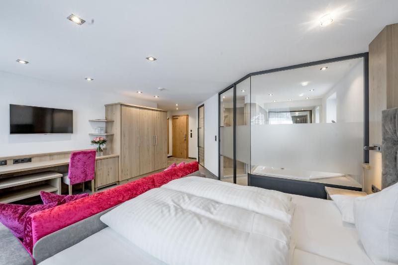 Deluxe Double Room with Balcony image 4
