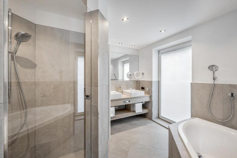 Deluxe Double Room with Balcony image 3