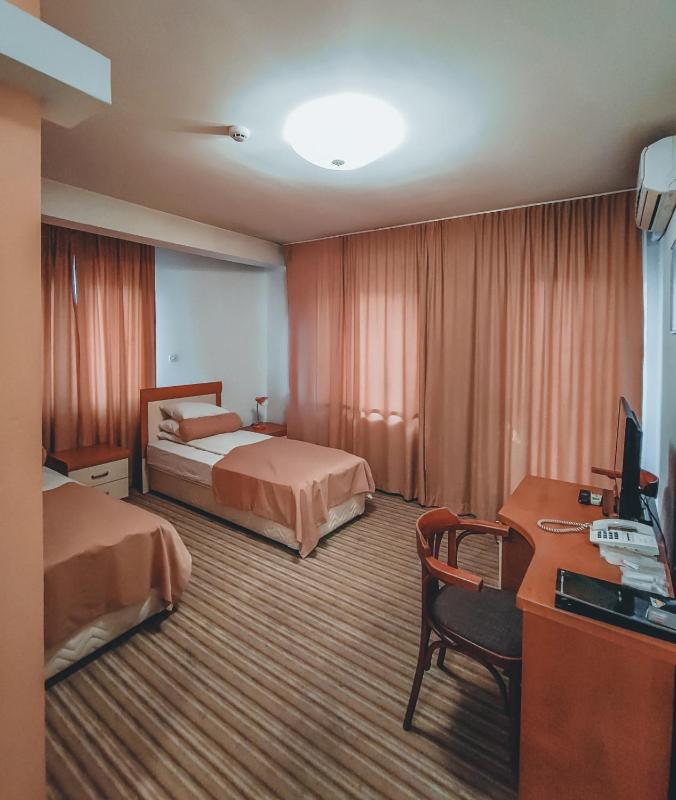 Twin Room image 3