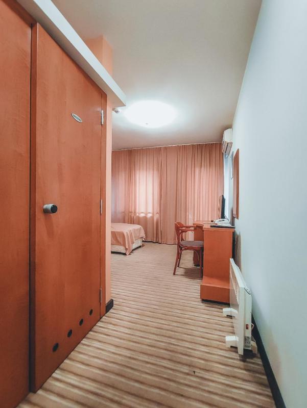 Twin Room image 4