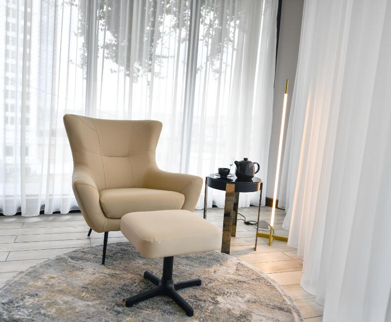 Spacious Three Bedroom Apartment image 4