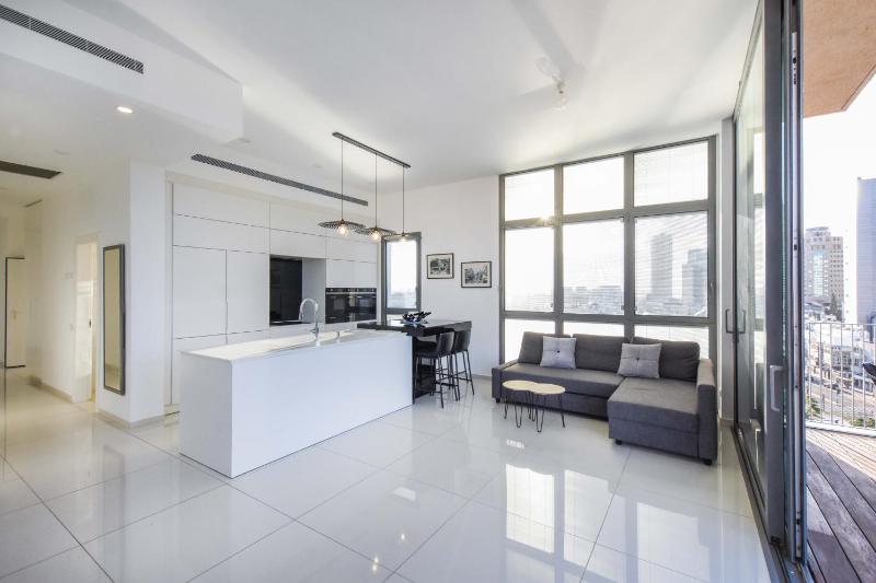 Spacious 3BR Close to Rothschild with MAMAD by HolyGuest - image 15